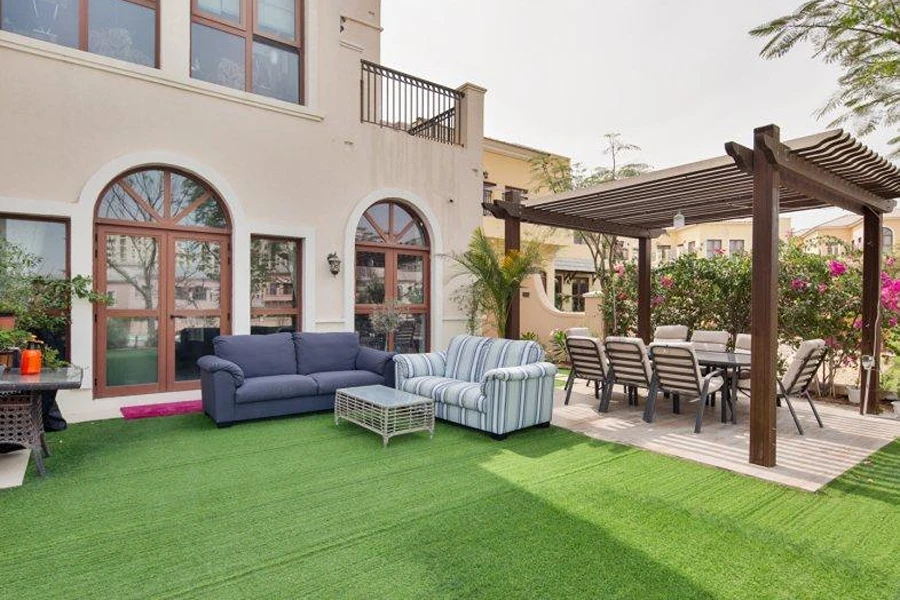 Modern Abu Dhabi villa with artificial grass (1)